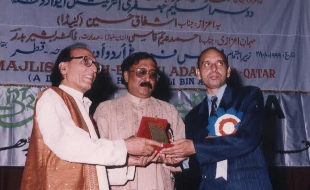 बशीर बद्र का घर मेरठ में 1987 में हुए सांप्रदायिक दंगे में जला दिया गया था, इसके बाद वो भोपाल में बस गए थे.