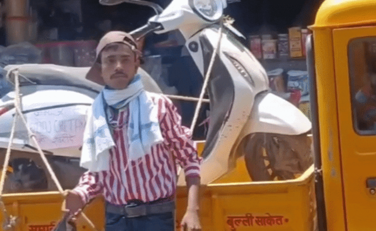 बजाज चेतक EV को ‘कचरा गाड़ी’ बनाकर बाजार में घुमाया; परेशान मालिक का विरोध, कहा- कभी न खरीदें