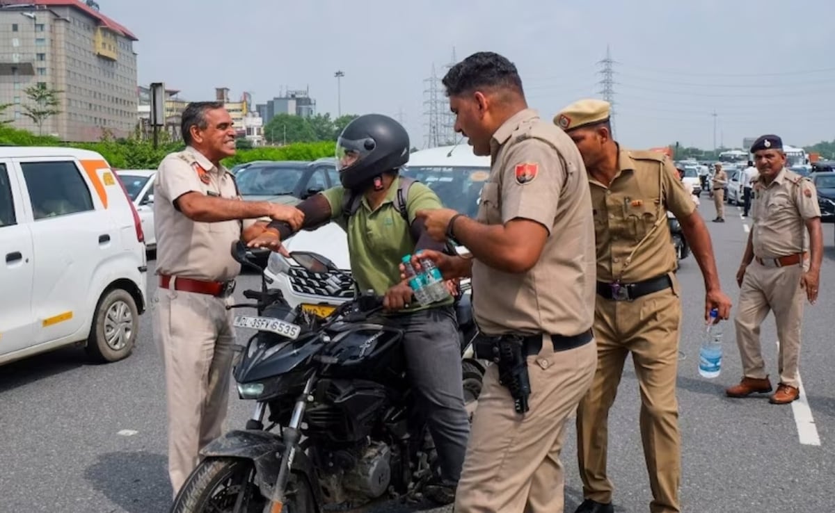 गाड़ी से महंगा तो चालान निकला! नई रसीद काटने के लिए पुलिस ने स्प्लेंडर को रोका तो जब्त कर ली बाइक
