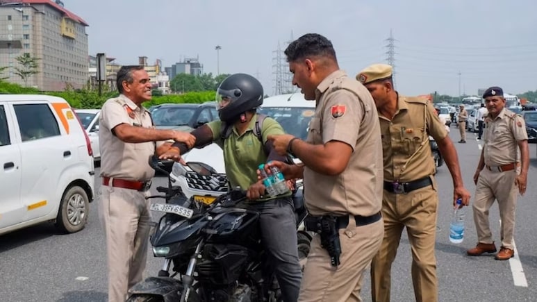 गाड़ी से महंगा तो चालान निकला! नई रसीद काटने के लिए पुलिस ने स्प्लेंडर को रोका तो जब्त कर ली बाइक