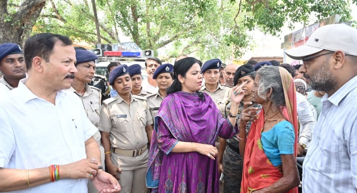 वैशाली डीएम वर्षा सिंह से अपनी समस्याएं बताते ग्रामीण. 