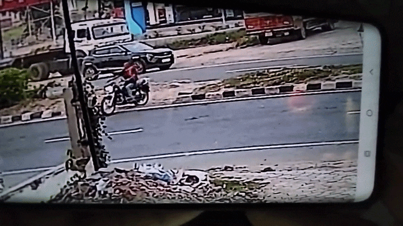 ब‍िहार: प‍िकअप ने बाइक सवार युवक को उड़ाया, दर्दनाक मौत का लाइव वीडियाे आया सामने 