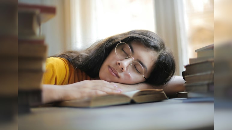 Study Tips: पढ़ाई के दौरान नींद से कैसे बचें, आलस आए तो क्&zwj;या करें
