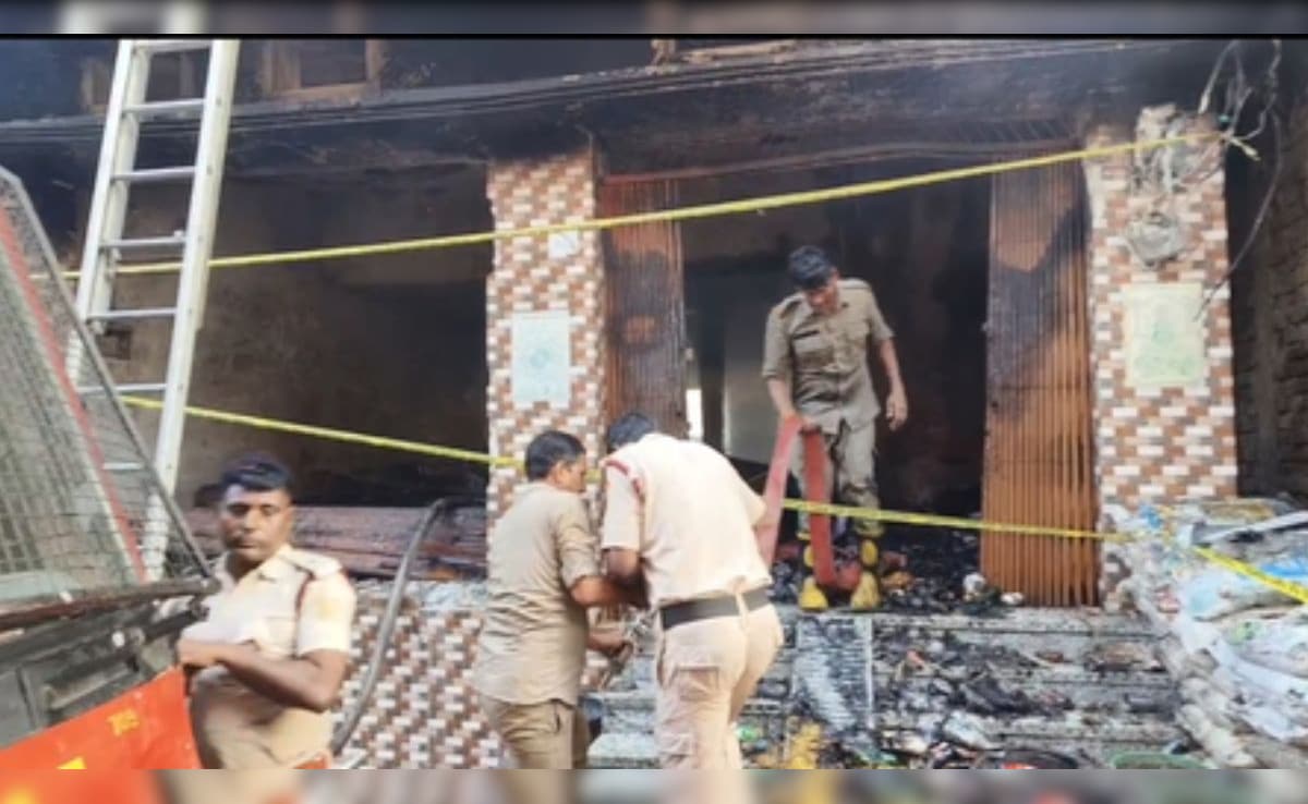 पूर्वी चंपारण में दो मंजिला जनरल स्टोर में लगी भीषण आग, दो बच्चों समेत 3 जिंदा जले; लाखों की संपत्ति खाक