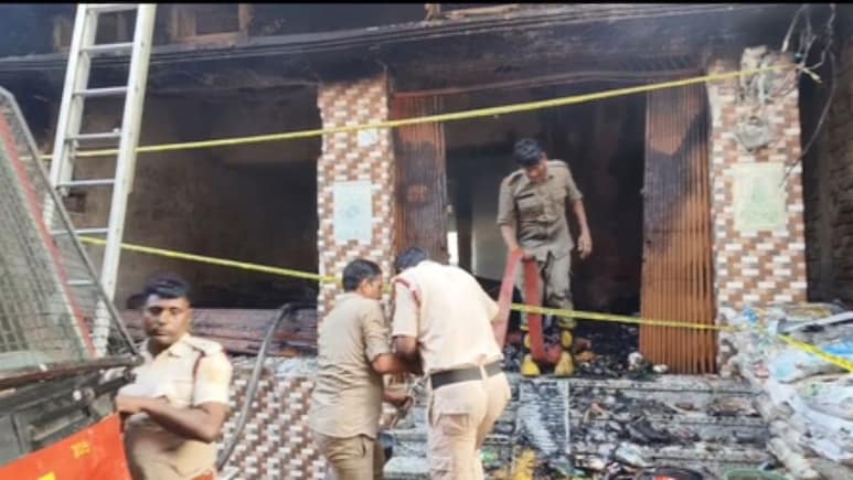 पूर्वी चंपारण में दो मंजिला जनरल स्टोर में लगी भीषण आग, दो बच्चों समेत 3 जिंदा जले; लाखों की संपत्ति खाक