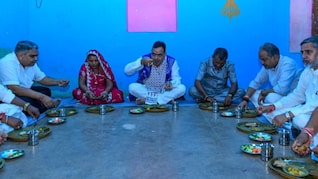 CM भजनलाल ने गट्टूलाल यादव के घर जमीन पर बैठकर पत्&zwj;तल-दोने में खाया खाना, दाल-चावल और मिक्स वेज परोसी गई