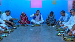 CM भजनलाल ने गट्टूलाल यादव के घर जमीन पर बैठकर पत्&zwj;तल-दोने में खाया खाना, दाल-चावल और मिक्स वेज परोसी गई &nbsp;