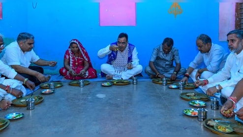 CM भजनलाल ने गट्टूलाल यादव के घर जमीन पर बैठकर पत्&zwj;तल-दोने में खाया खाना, दाल-चावल और मिक्स वेज परोसी गई &nbsp;