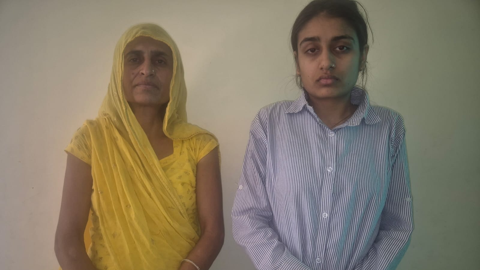 राम सिंह की पहली पत्नी सुनीता और आरोपी बेटी. राम सिंह की पहली पत्नी सुनीता और आरोपी बेटी.