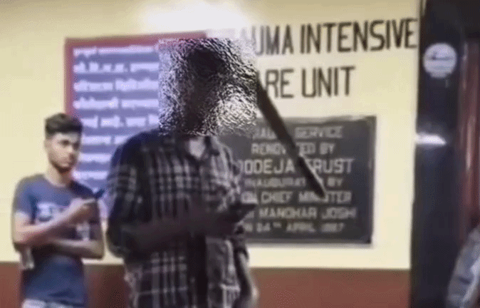 VIDEO: सिर में कोयता घोंपे हालत में सायन अस्पताल पहुंचा मरीज, इलाज के लिए करता रहा इंतजार