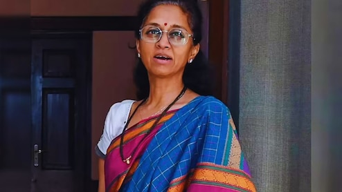 Supriya Sule Car Accident :&nbsp;सुप्रिया सुळे यांच्या घातपाताचा प्रयत्न? पुणे-मुंबई प्रवासादरम्यान वाहनाला धडक; नंबर प्लेटही केली शेअर