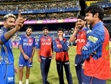 IPL 2026: आयपीएलमध्ये 'हनी-ट्रॅप'चे सावट? एका अघोषित गर्लफ्रेंडमुळे प्रकरण तापलं, BCCI ची थेट कारवाई