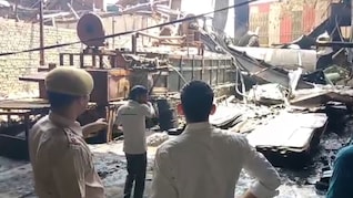 दुग्&zwj;गर फाइबर कंपनी में ज&zwj;िंदा जल गया कर्मचारी, शव को फावड़े से खुरचकर कट्टे में भरा