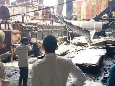 दुग्&zwj;गर फाइबर कंपनी में ज&zwj;िंदा जल गया कर्मचारी, शव को फावड़े से खुरचकर कट्टे में भरा&nbsp;