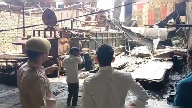 दुग्&zwj;गर फाइबर कंपनी में ज&zwj;िंदा जल गया कर्मचारी, शव को फावड़े से खुरचकर कट्टे में भरा&nbsp;