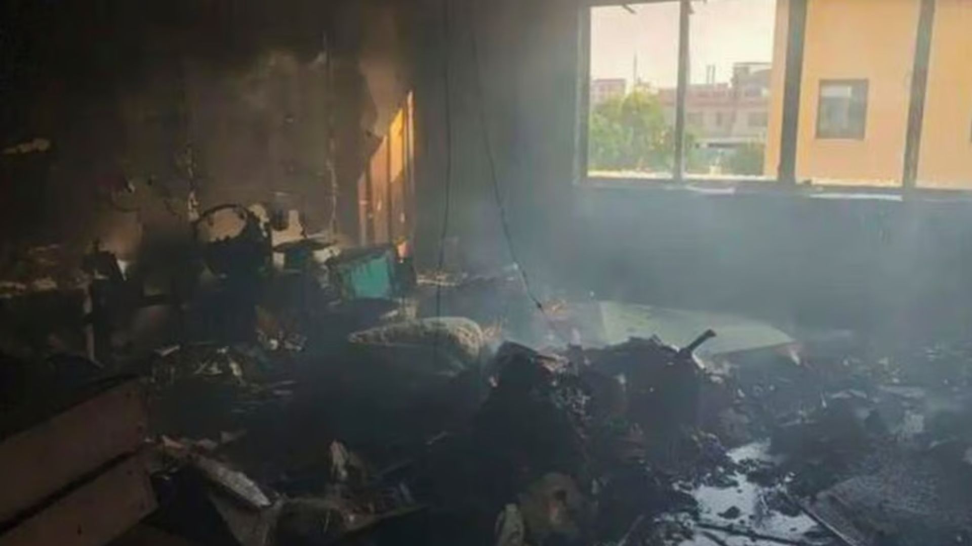 12 साल के बच्चे ने जलाकर खाक कर दी करोड़ों की कंपनी, मां-बाप ही ऑफिस लेकर आए थे