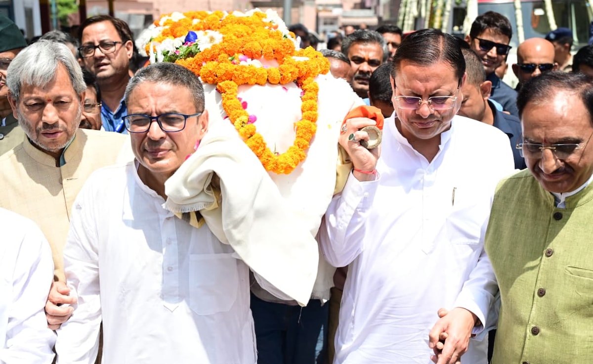  Foto zu मेजर जनरल भुवन चंद्र खंडूड़ी के पार्थिव शरीर को उत्तराखंड के सीएम 