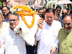 मेजर जनरल भुवन चंद्र खंडूड़ी के पार्थिव शरीर को उत्तराखंड के सीएम पुष्कर सिंह धामी ने दिया कंधा