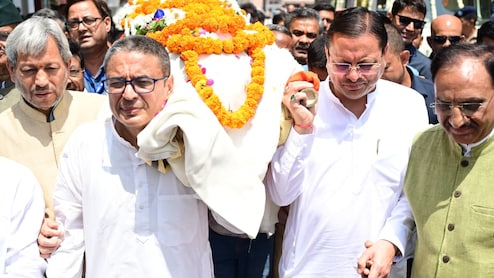 मेजर जनरल भुवन चंद्र खंडूड़ी के पार्थिव शरीर को उत्तराखंड के सीएम पुष्कर सिंह धामी ने दिया कंधा