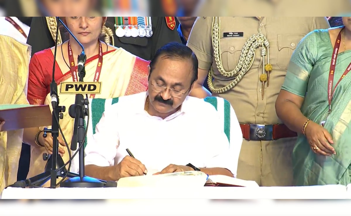 VD Satheesan Oath as Kerala CM LIVE: केरल में वीडी सतीशन ने ली मुख्यमंत्री पद की शपथ, मंत्रियों की लिस्ट भी देखिए