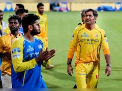 MS Dhoni: सीजन में पहली बार CSKजर्सी में नजर आए 'थाला', ग्राउंड्समैन के साथ खिचवाईं फोटो, फैंस को कहा 'शुक्रिया'