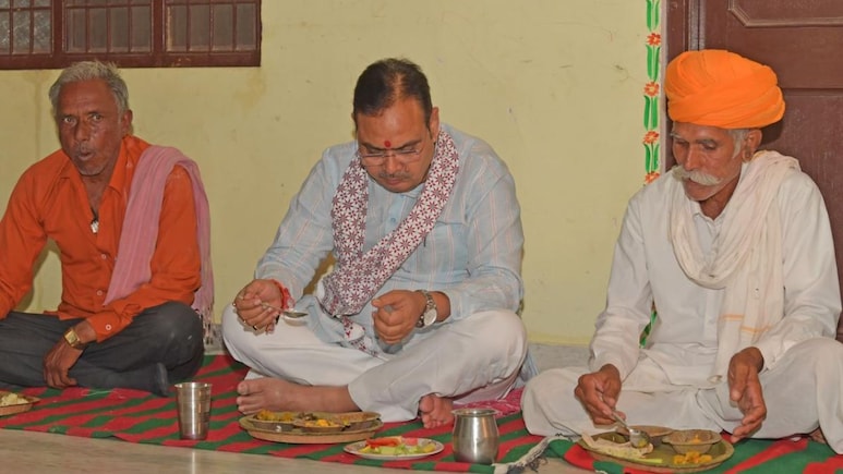 सीएम भजनलाल ने अजमेर में मजूदर के घर खाया खाना, पूछा- इतनी स्वादिष्ट सब्जी किसने बनाई