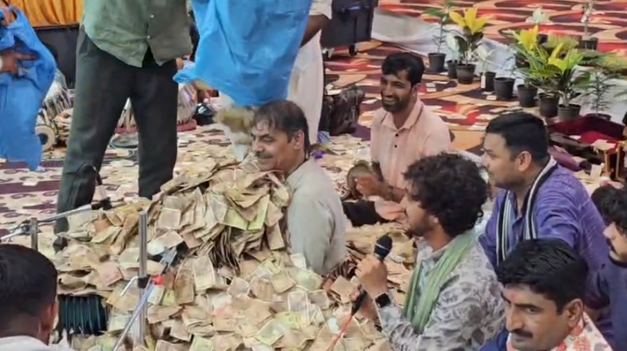 नोटों की लगा दी ढेरी, गुजरात में कवि पर बरसाए लाखों के नोट, हैरान कर देगा VIDEO
