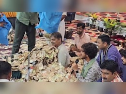 नोटों की लगा दी ढेरी, गुजरात में कवि पर बरसाए लाखों के नोट, हैरान कर देगा VIDEO
