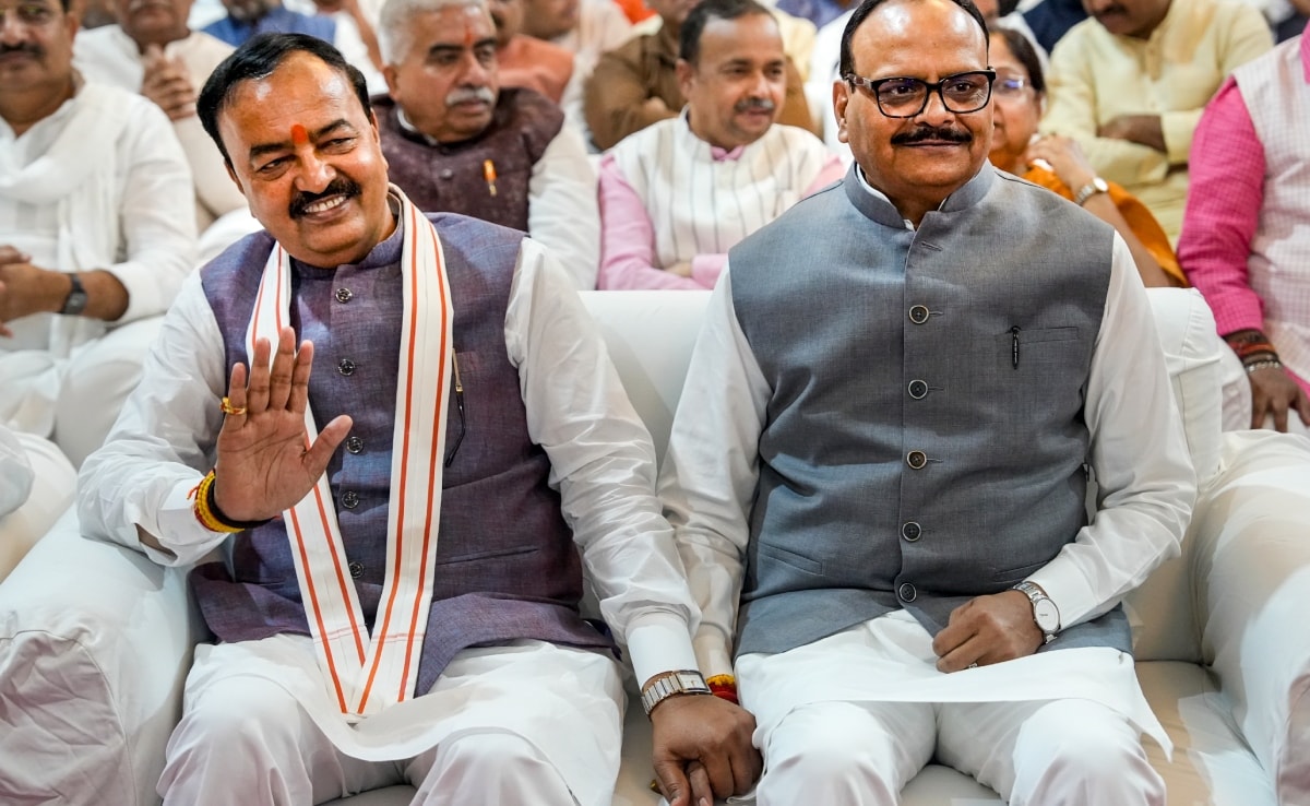 नए मंत्रियों के शपथ ग्रहण समारोह में शामिल हुए उत्तर प्रदेश के उपमुख्यमंत्री केशव प्रसाद मौर्य और बृजेश पाठक. नए मंत्रियों के शपथ ग्रहण समारोह में शामिल हुए उत्तर प्रदेश के उपमुख्यमंत्री केशव प्रसाद मौर्य और बृजेश पाठक.