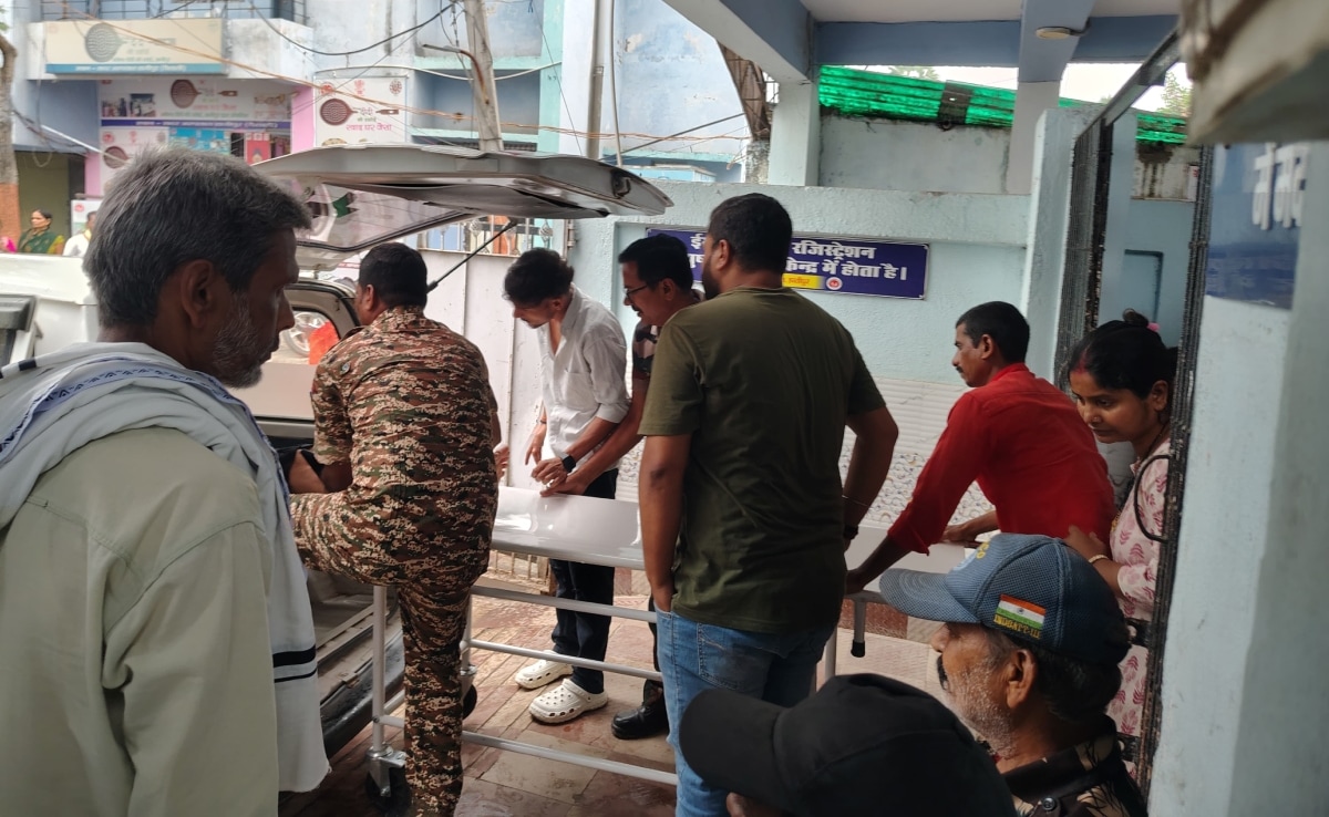 पत्नी से विवाद के बाद बैरक में रह रहा था सिपाही, बीवी मनाने पहुंची तो लगा ली फांसी; हालत नाजुक