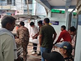 पत्नी से विवाद के बाद बैरक में रह रहा था सिपाही, बीवी मनाने पहुंची तो लगा ली फांसी; हालत नाजुक