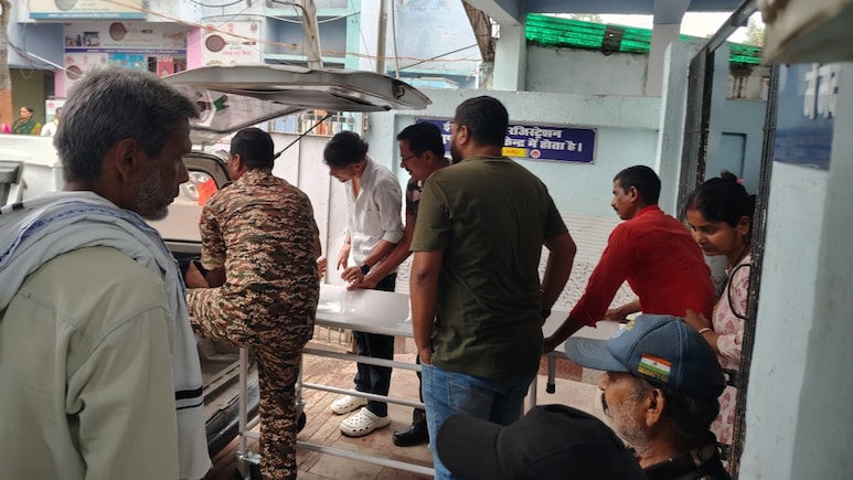 पत्नी से विवाद के बाद बैरक में रह रहा था सिपाही, बीवी मनाने पहुंची तो लगा ली फांसी; हालत नाजुक