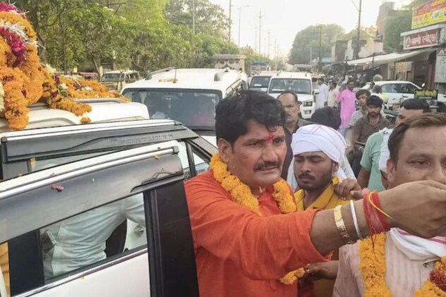 सैकड़ों गाड़ियों का काफिला निकालने वाले सौभाग्य सिंह को CMO ने भेजा  कारण बताओ नोटिस, वित्तीय अधिकार भी निरस्त