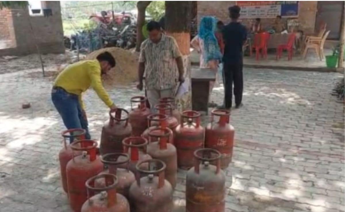 बिहार में गैस सिलिंडर की कालाबाजरी, 5000 रुपये कीमत... ग्राहक बनकर पहुंची पुलिस