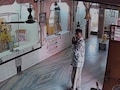 चोर मां दुर्गा के सामने हाथ जोड़कर मांगी माफी, फ&zwj;िर की चोरी; CCTV में कैद हुई करतूत &nbsp;
