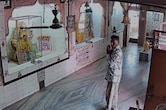 चोर मां दुर्गा के सामने हाथ जोड़कर मांगी माफी, फ&zwj;िर की चोरी; CCTV में कैद हुई करतूत