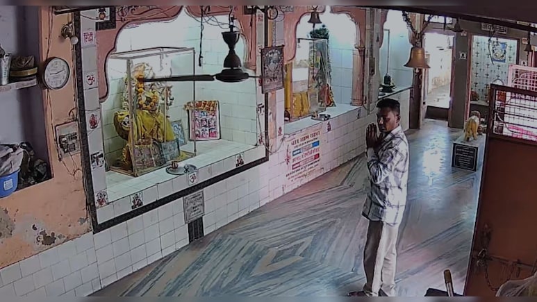 चोर मां दुर्गा के सामने हाथ जोड़कर मांगी माफी, फ&zwj;िर की चोरी; CCTV में कैद हुई करतूत &nbsp;