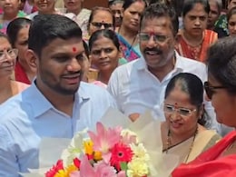 Kalyan News : KDMC नागरिकांचा तीव्र आंदोलनाचा इशारा; फुलं घेऊन थेट नगरसेवकाला गाठलं अन्...