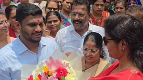 Kalyan News : KDMC नागरिकांचा तीव्र आंदोलनाचा इशारा; फुलं घेऊन थेट नगरसेवकाला गाठलं अन्...
