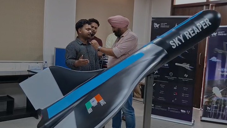 स्काई रीपर ड्रोन के बारे में जानकारी देते डेवलपिंग टीम से जुड़े सदस्य.