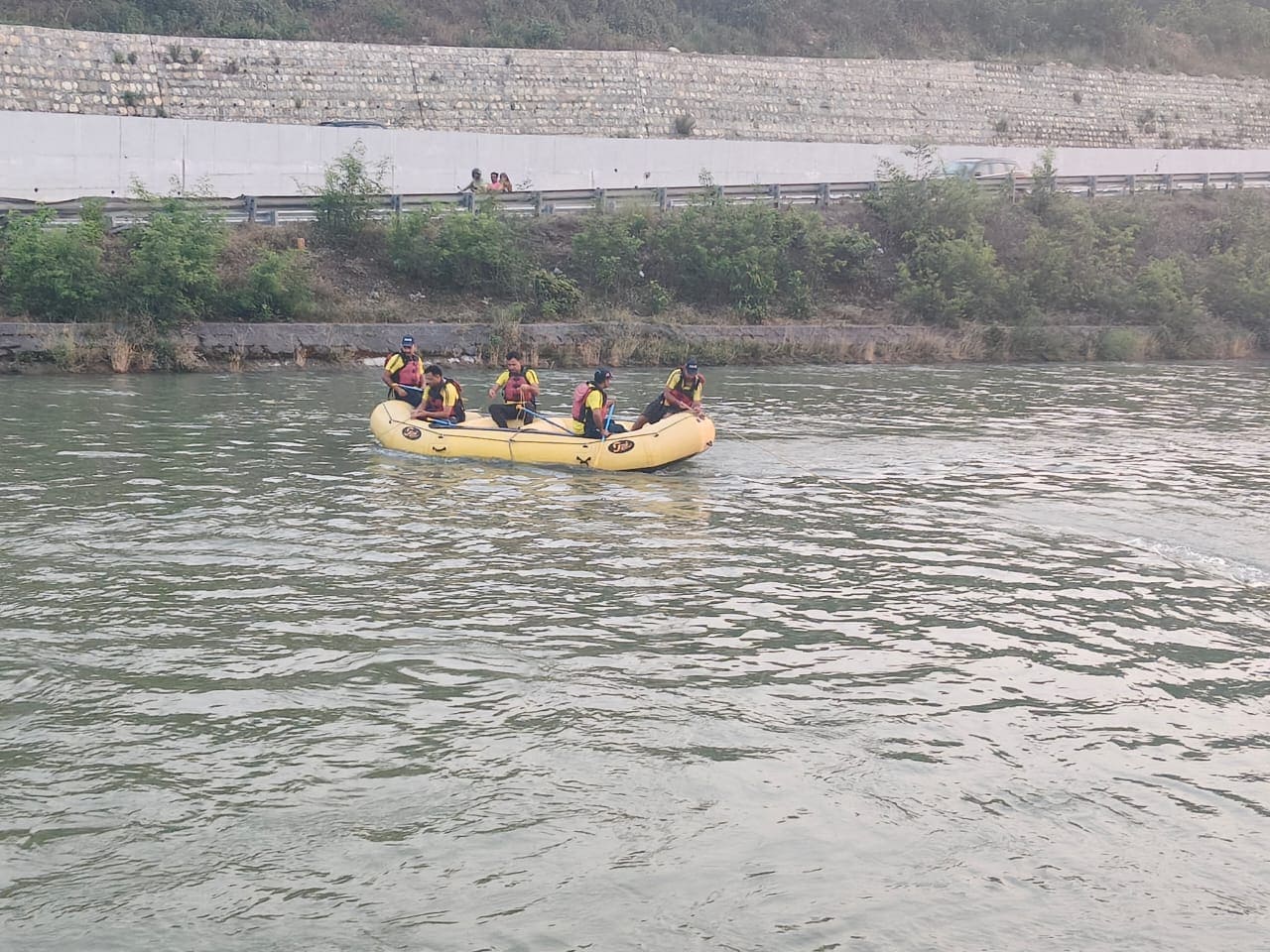 नहर में डूबे कार की तलाश में जुटे एसडीआरएफ के जवान