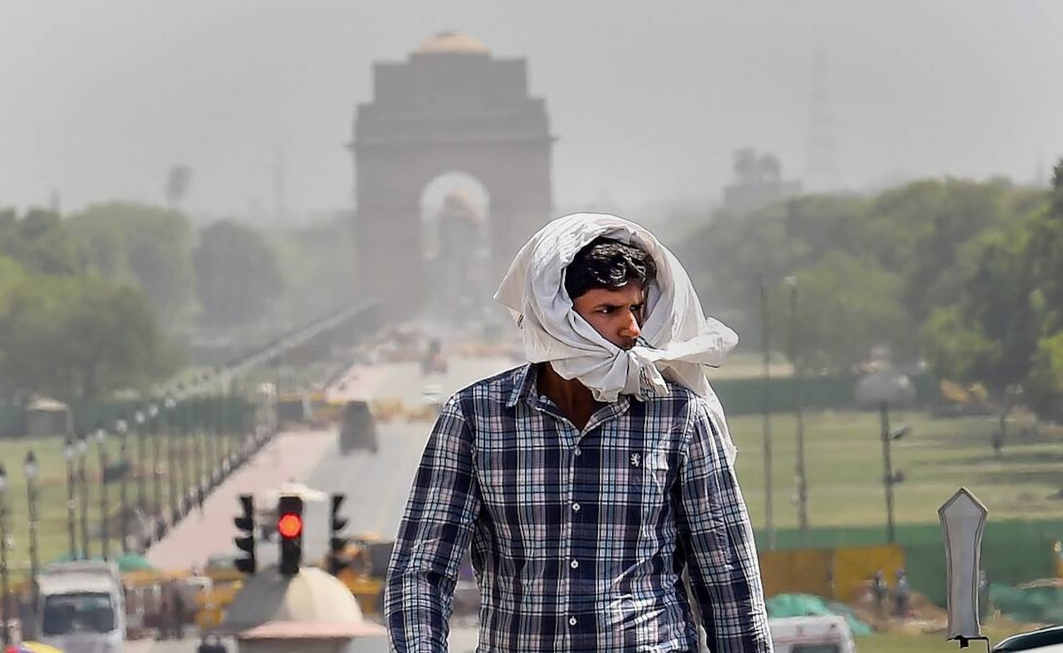 Delhi Continues To Sizzles As Mercury Crosses 44-Degrees Celcius Mark