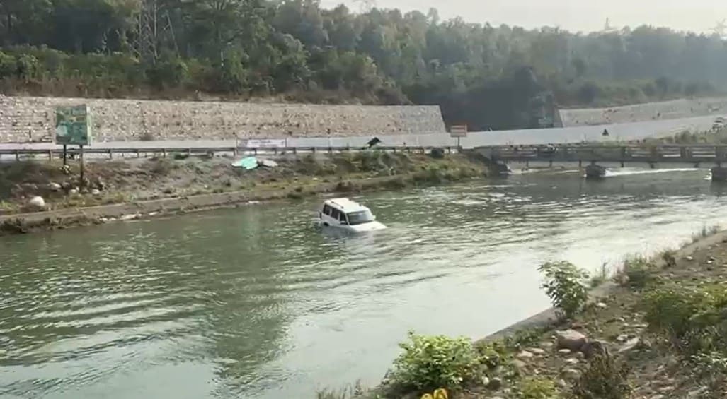 नहर में गिरते ही चंद सेकेंड में डूब गई स्कॉर्पियो कार