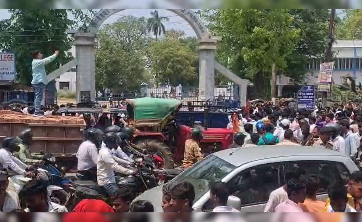 Patna: BS कॉलेज में छात्रा से छेड़खानी पर छात्रों ने काटा बवाल, सड़क जाम कर कॉलेज और पुलिस के खिलाफ की नारेबाजी