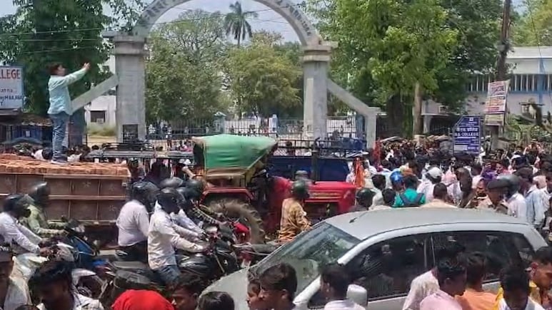 Patna: BS कॉलेज में छात्रा से छेड़खानी पर छात्रों ने काटा बवाल, सड़क जाम कर कॉलेज और पुलिस के खिलाफ की नारेबाजी