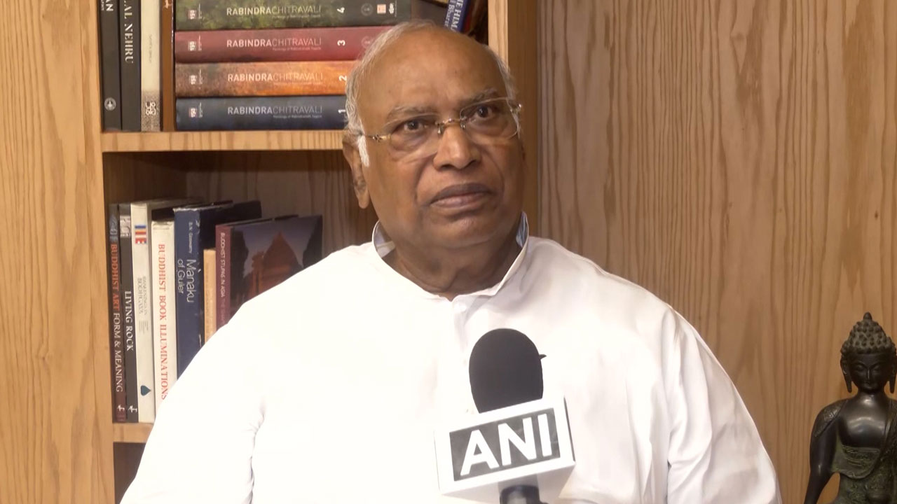 Mallikarjun Kharge Sidesteps Karnataka CM Question, Passes It To Rahul Gandhi
