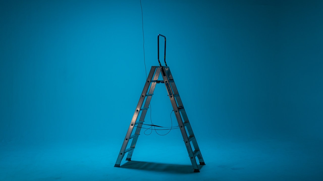 Reach to great heights safely with these step ladders Reach to great heights safely with these step ladders