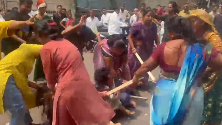 Ulhasnagar  जात पंचायतीचा आदेश मोडल्याने महिलांचे कापले केस, गळ्यात चपलांचा हार; उल्हासनगरमधील संतापजनक प्रकार