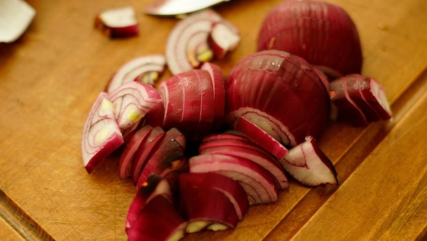 Raw onions contain a good amount of water, which can support hydration during extremely hot weather.