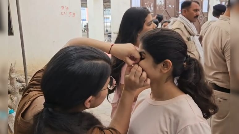 NEET 2026: परीक्षा केंद्र पर छात्राओं की 'अग्निपरीक्षा', किसी की उतरी नथुनी तो किसी की कान की बाली